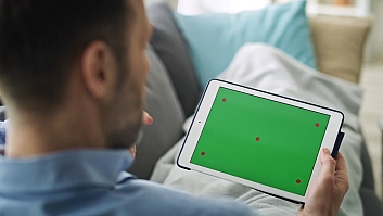 商务男士绿幕平板